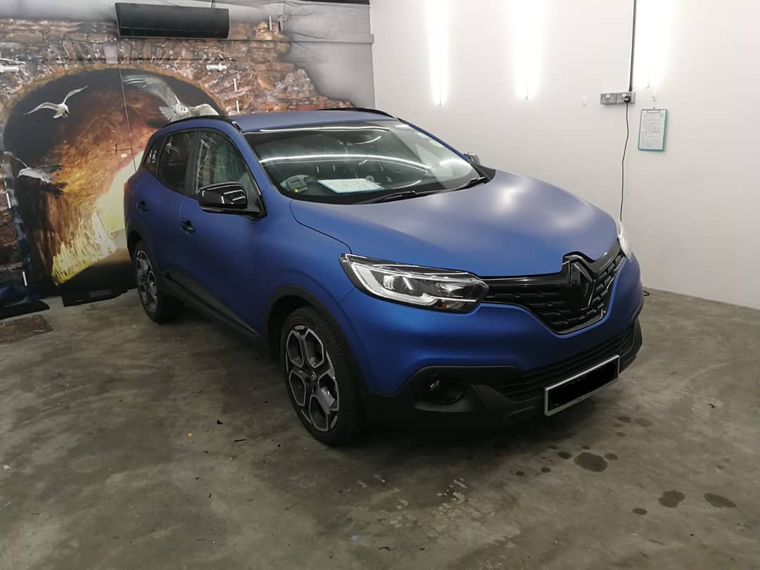 What car model has the one of largest car key in the world?