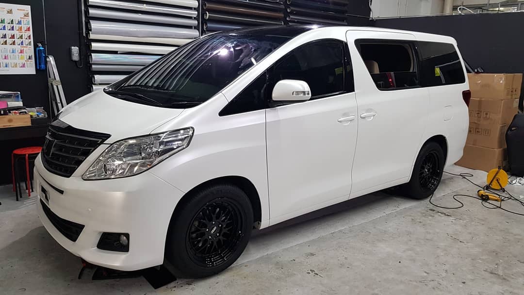 Alphard in satin pearl white.