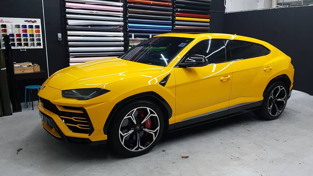 Sunflower Urus with custom rims wrap.