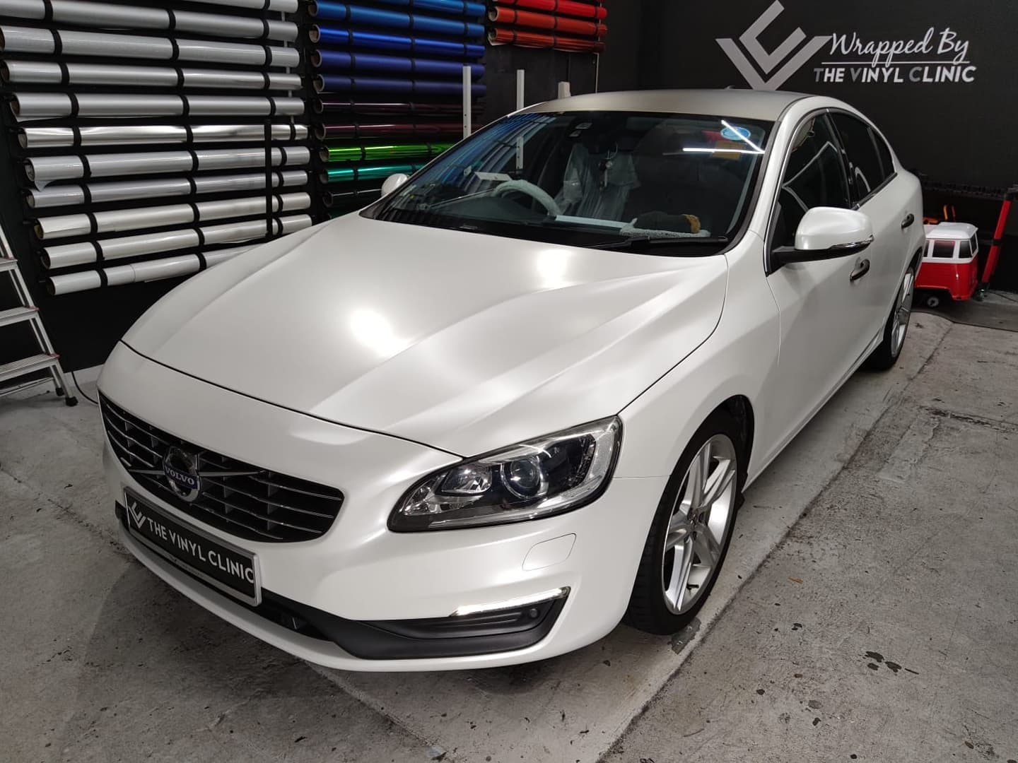 Avery Dennison satin pearl white on this beautiful S60.