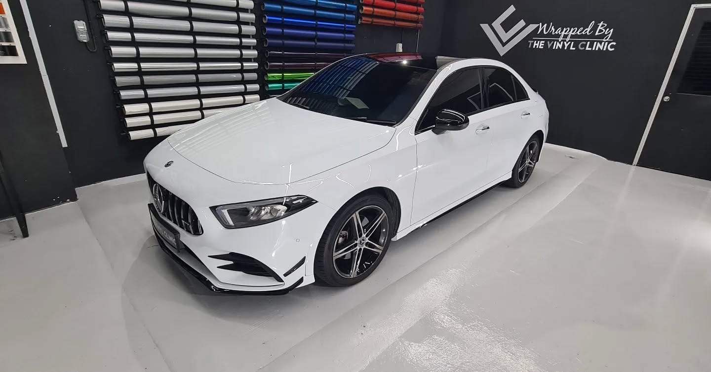 Ultra Gloss white with chrome deletes.