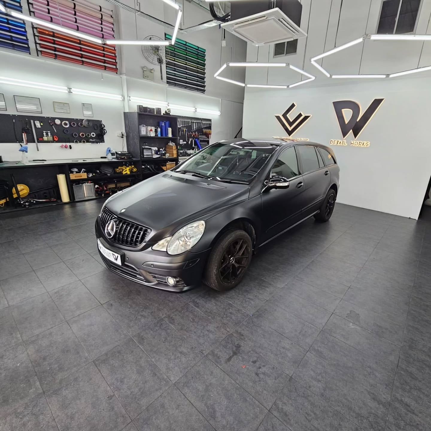 Gloss black on Matte black. Perfectly contrasted.