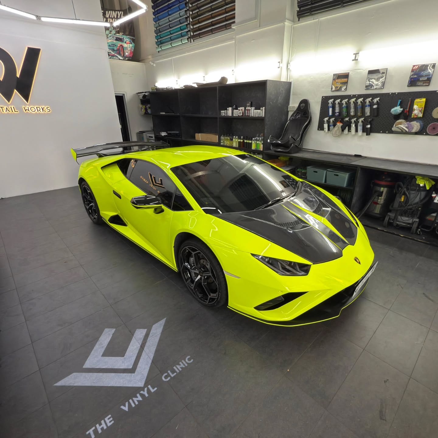 Florescent Yellow Huracan Evo with custom spoiler and fru...