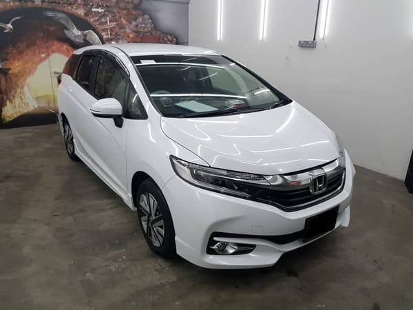 Shuttle in gloss sparkle white.