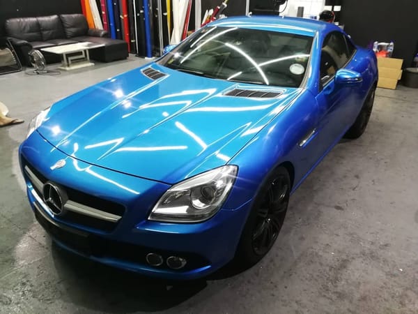 Gloss brilliant blue.