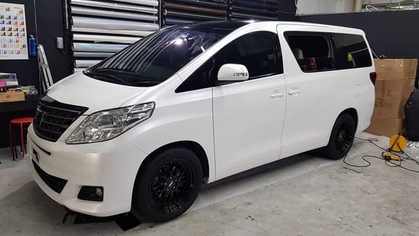 Alphard in satin pearl white.