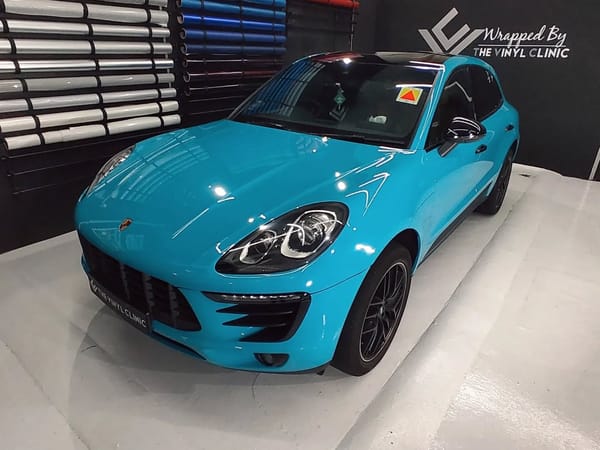 Ultra gloss Miami Blue Macan.