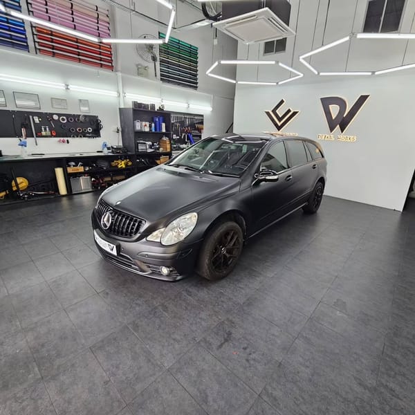 Gloss black on Matte black. Perfectly contrasted.