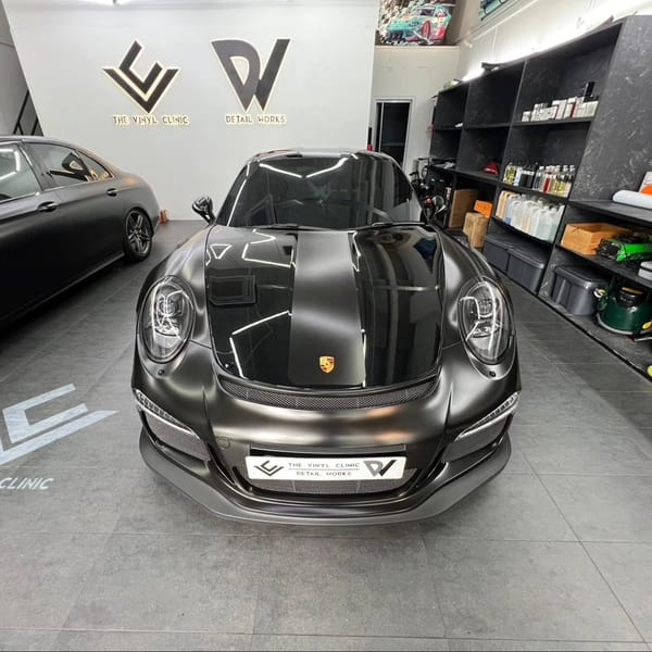 GT3RS finished in a play of satin and high gloss Noir.